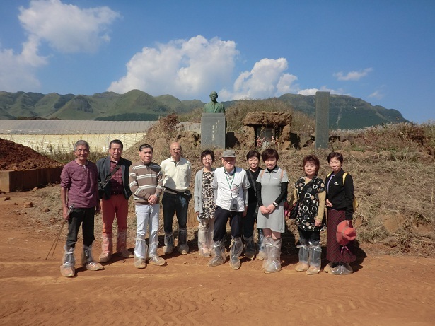 銅像前.jpg 銅像前.jpg